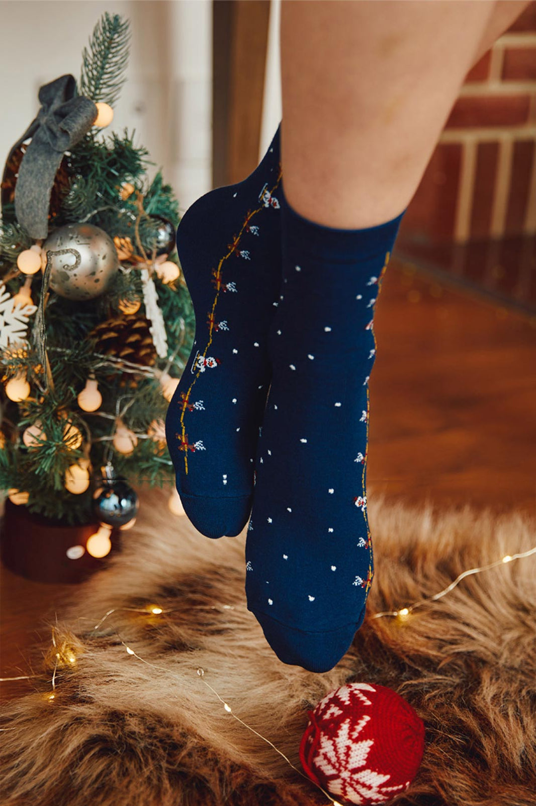 Women's Festive Snowman & Reindeer Knit Crew Socks for Women-Women's Festive Snowman & Reindeer Knit Crew Socks for Women