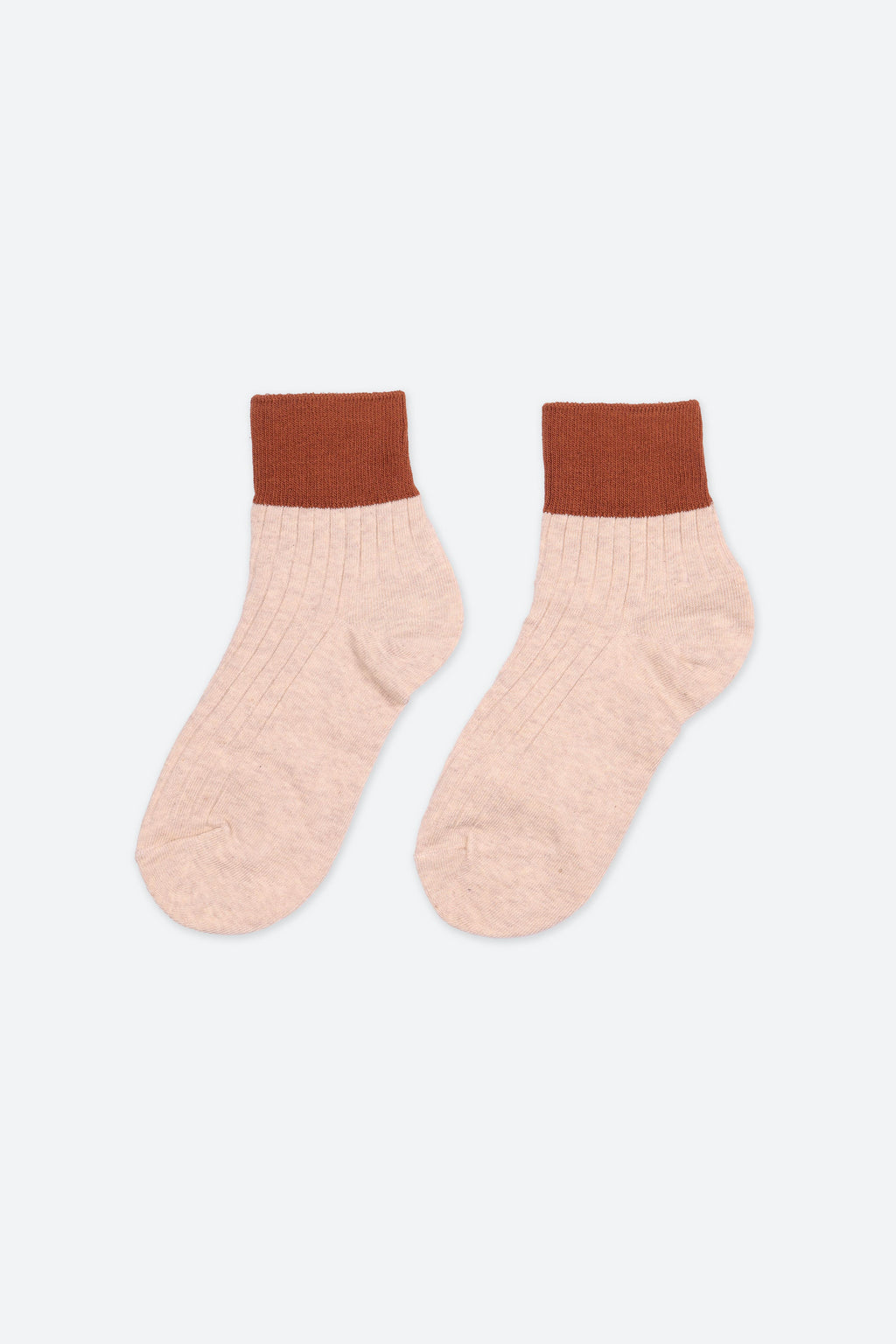 A pair of ankle socks with a light peach-pink ribbed body and a contrasting rust-brown ribbed cuff, displayed against a clean white background.